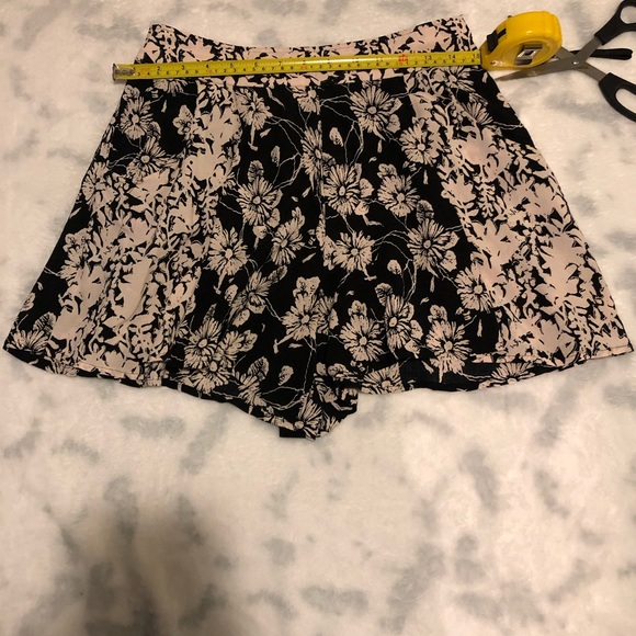 Free People Floral Black/Cream shorts Size: (2) - Picture 8 of 11